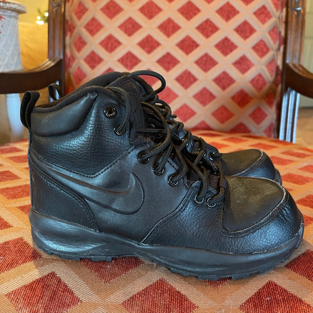 Boys size 4 Nike ACG Manoa boots
